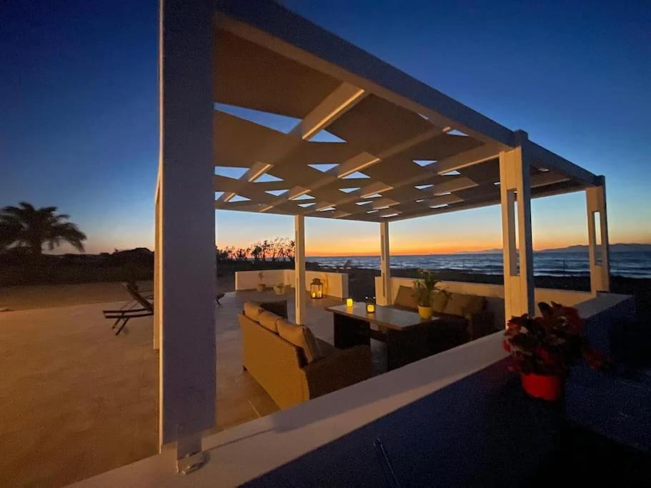 Lambou Beach Sunset Soroni Bagian luar foto