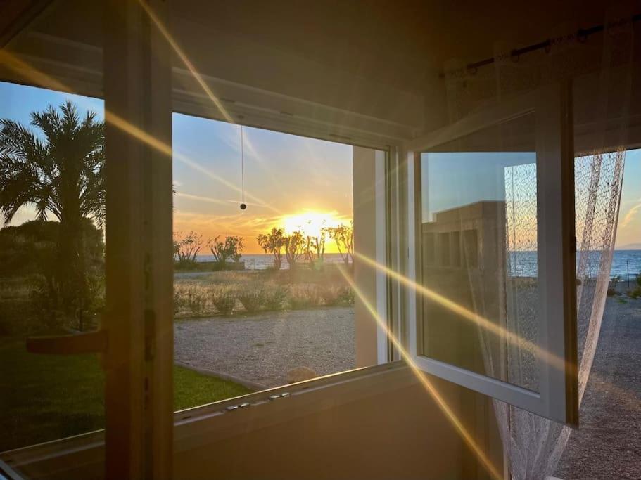 Lambou Beach Sunset Soroni Bagian luar foto