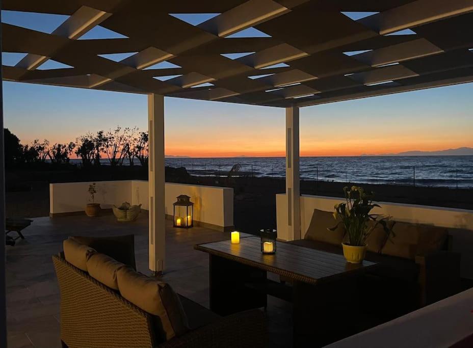 Lambou Beach Sunset Soroni Bagian luar foto