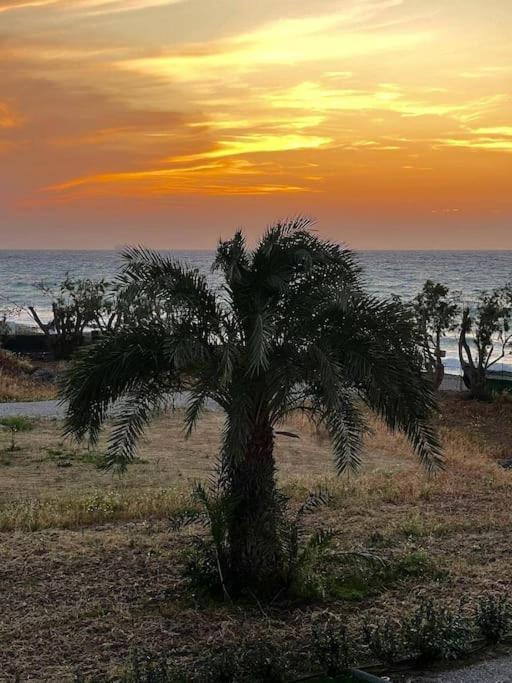 Lambou Beach Sunset Soroni Bagian luar foto