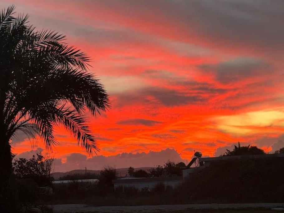 Lambou Beach Sunset Soroni Bagian luar foto