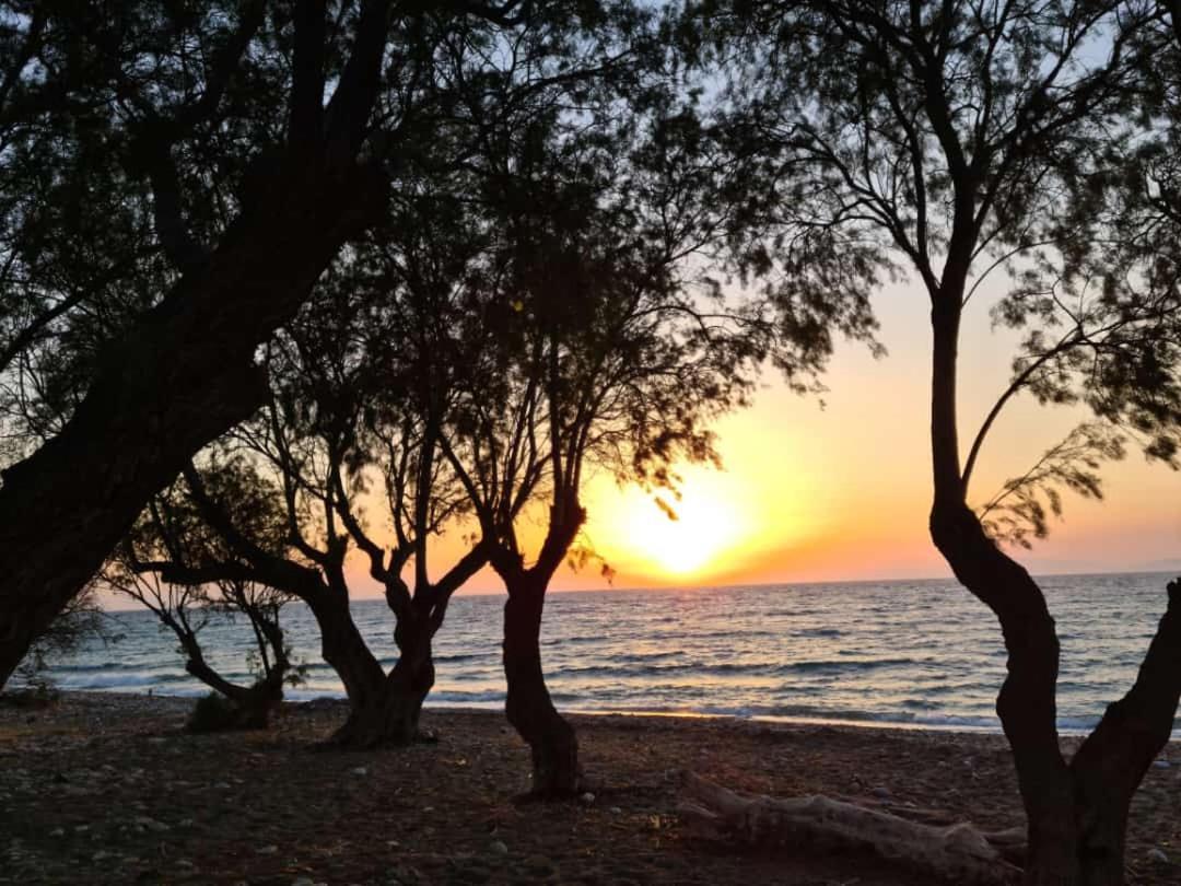 Lambou Beach Sunset Soroni Bagian luar foto