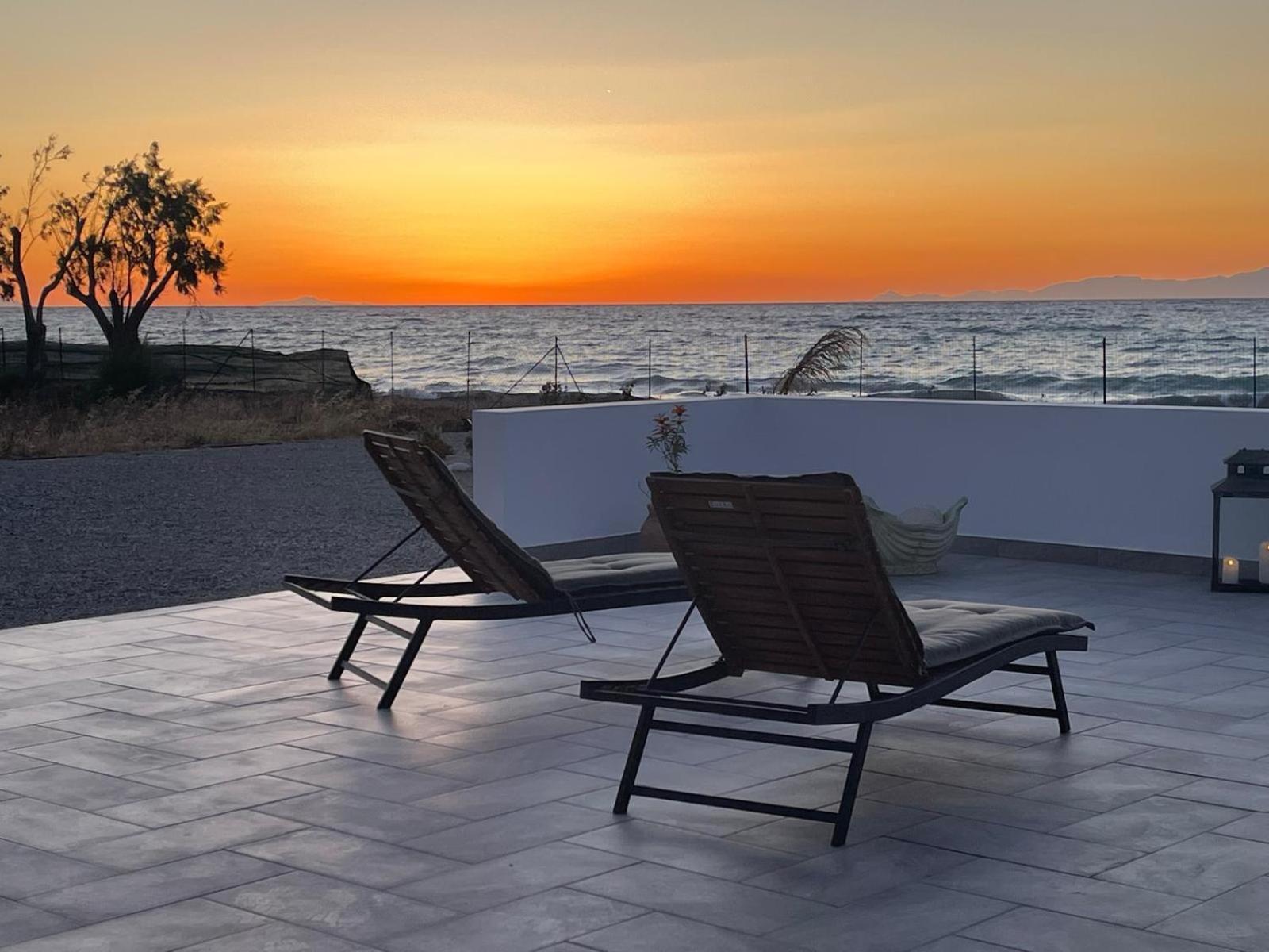Lambou Beach Sunset Soroni Bagian luar foto