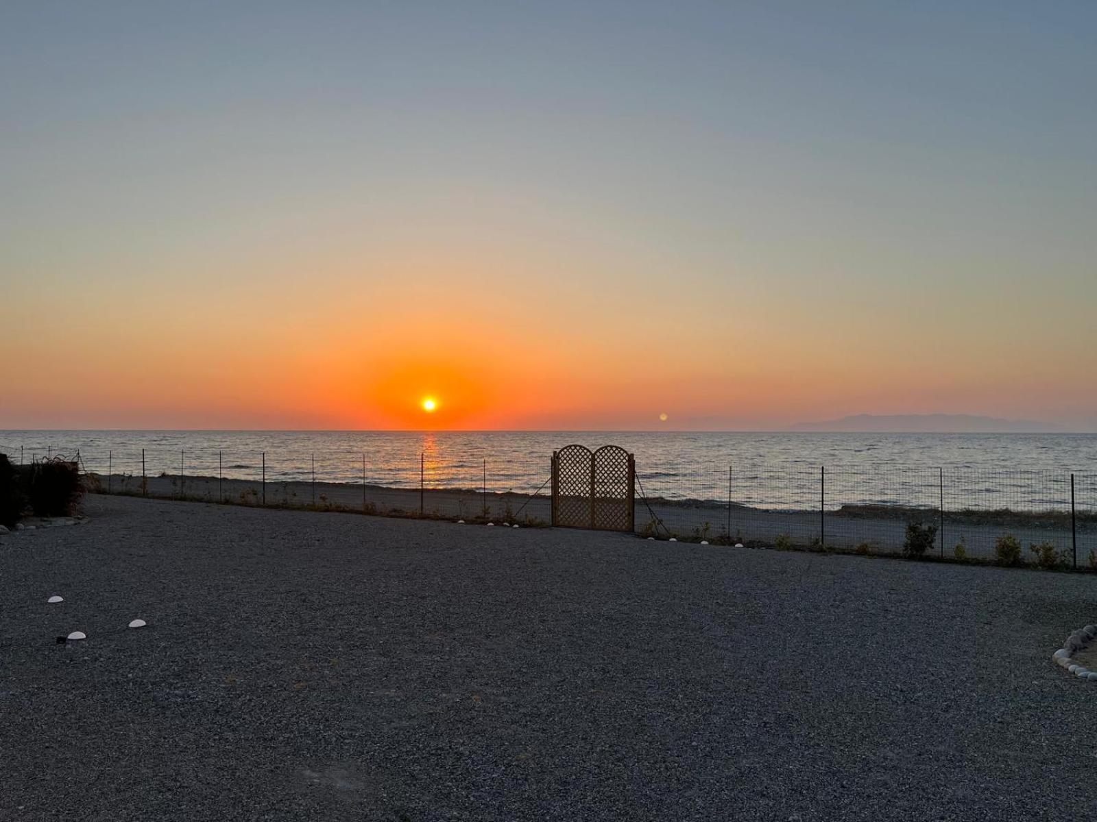 Lambou Beach Sunset Soroni Bagian luar foto