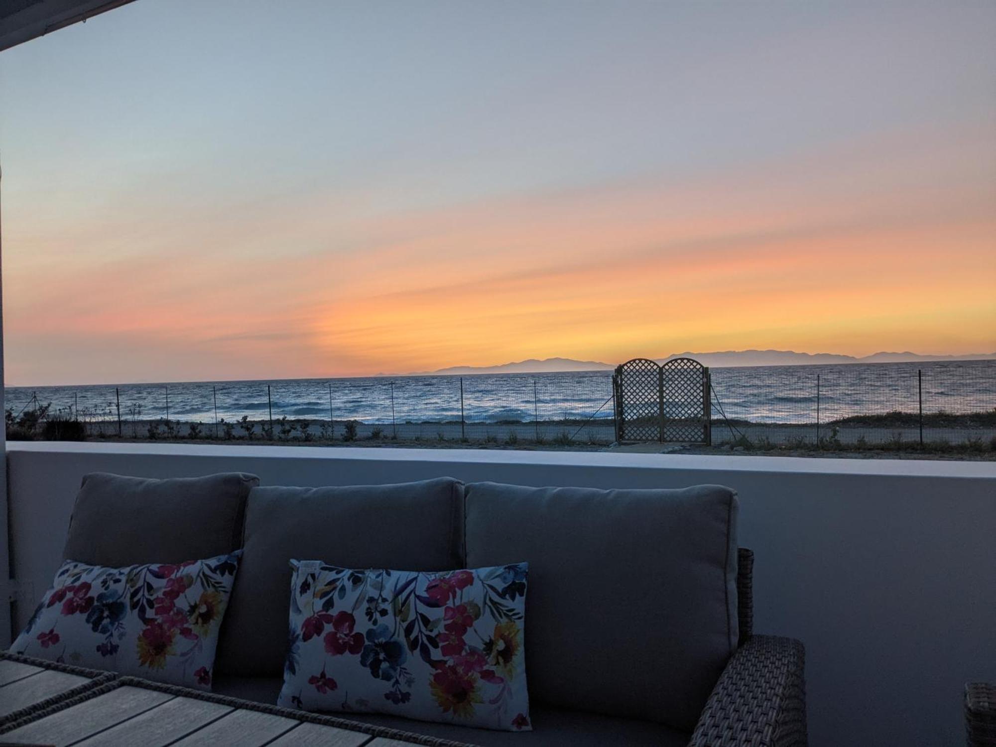 Lambou Beach Sunset Soroni Bagian luar foto